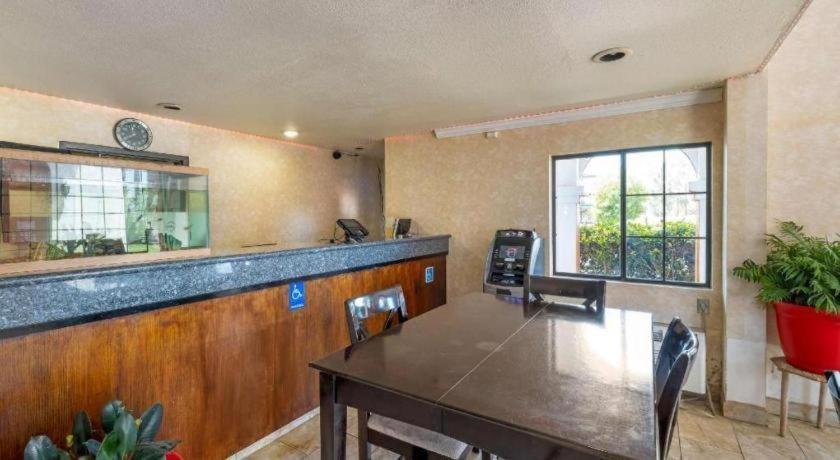 Econo Lodge Moreno Valley Buitenkant foto